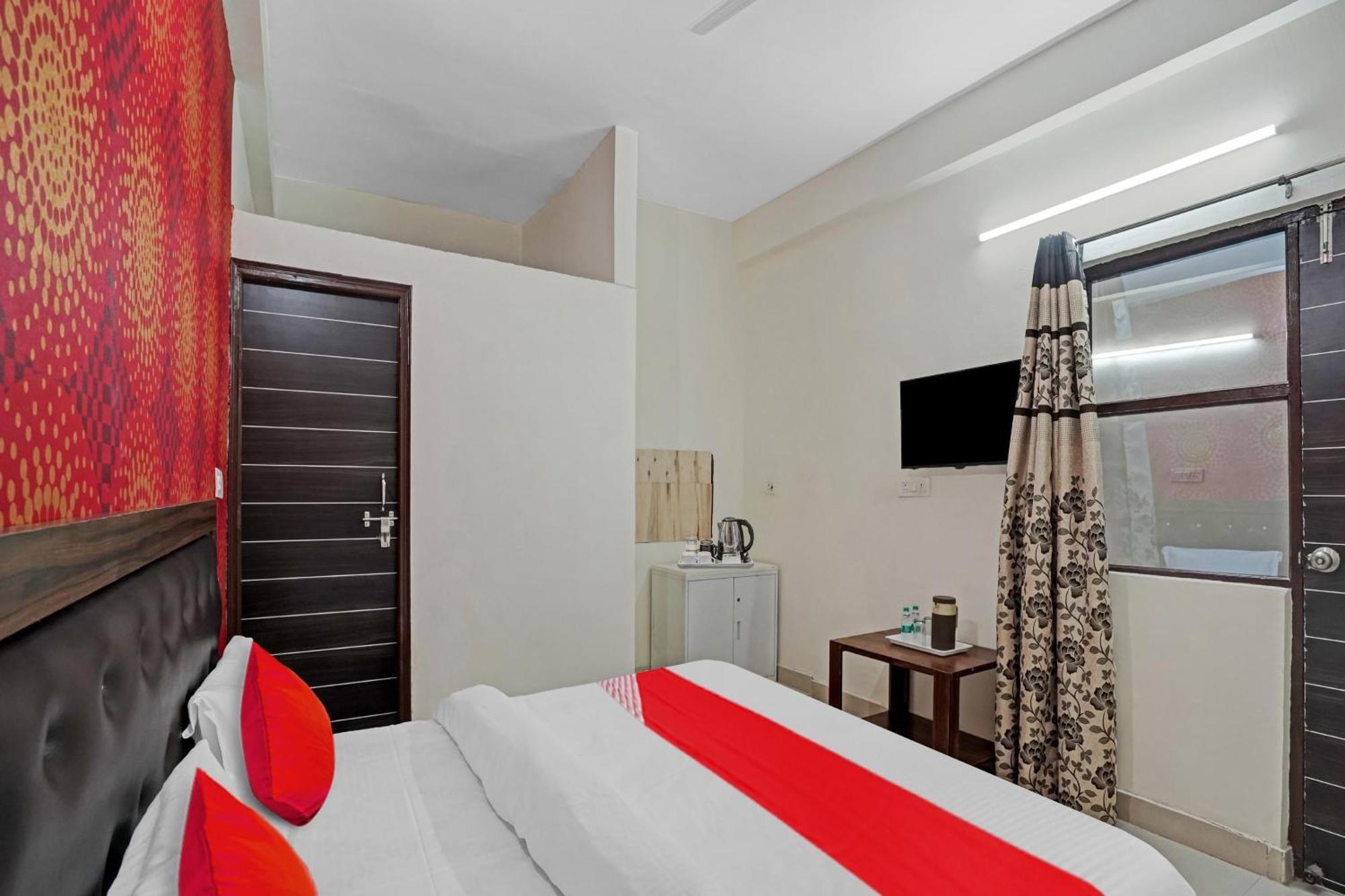 Hotel O Avs Hotel & Restaurant Νόιντα Εξωτερικό φωτογραφία