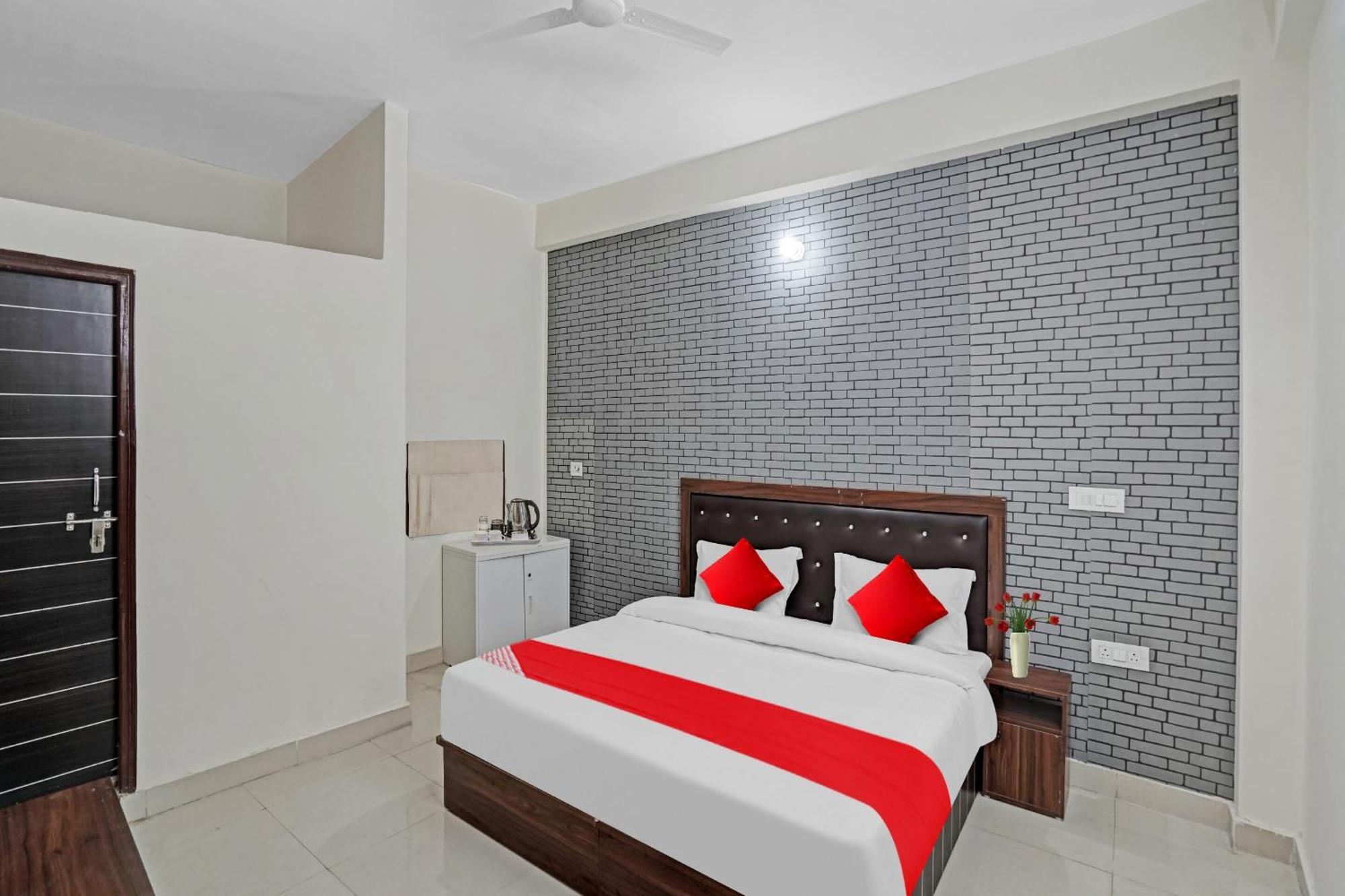 Hotel O Avs Hotel & Restaurant Νόιντα Εξωτερικό φωτογραφία