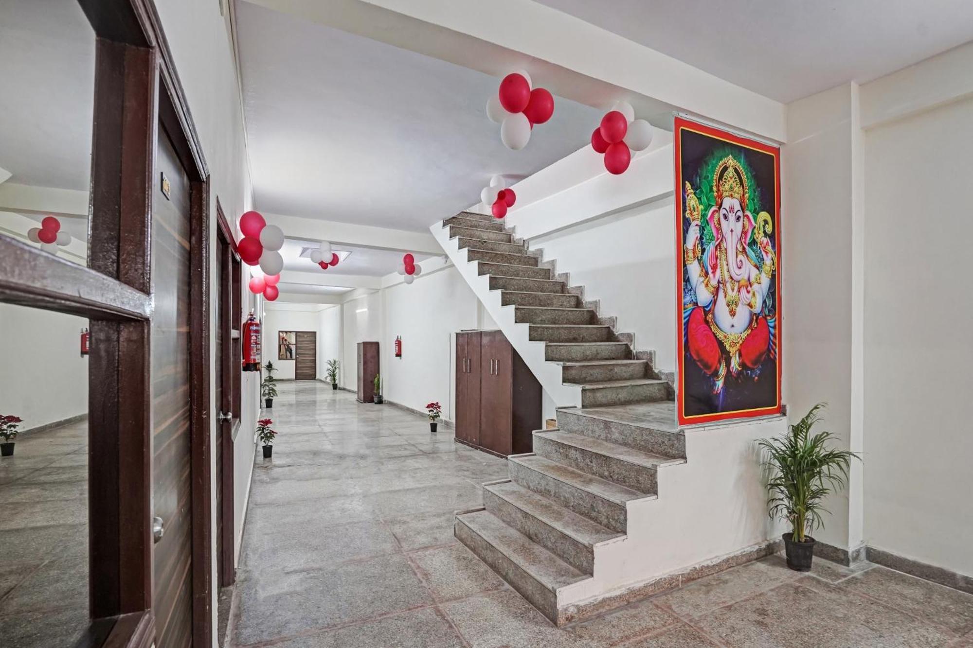 Hotel O Avs Hotel & Restaurant Νόιντα Εξωτερικό φωτογραφία