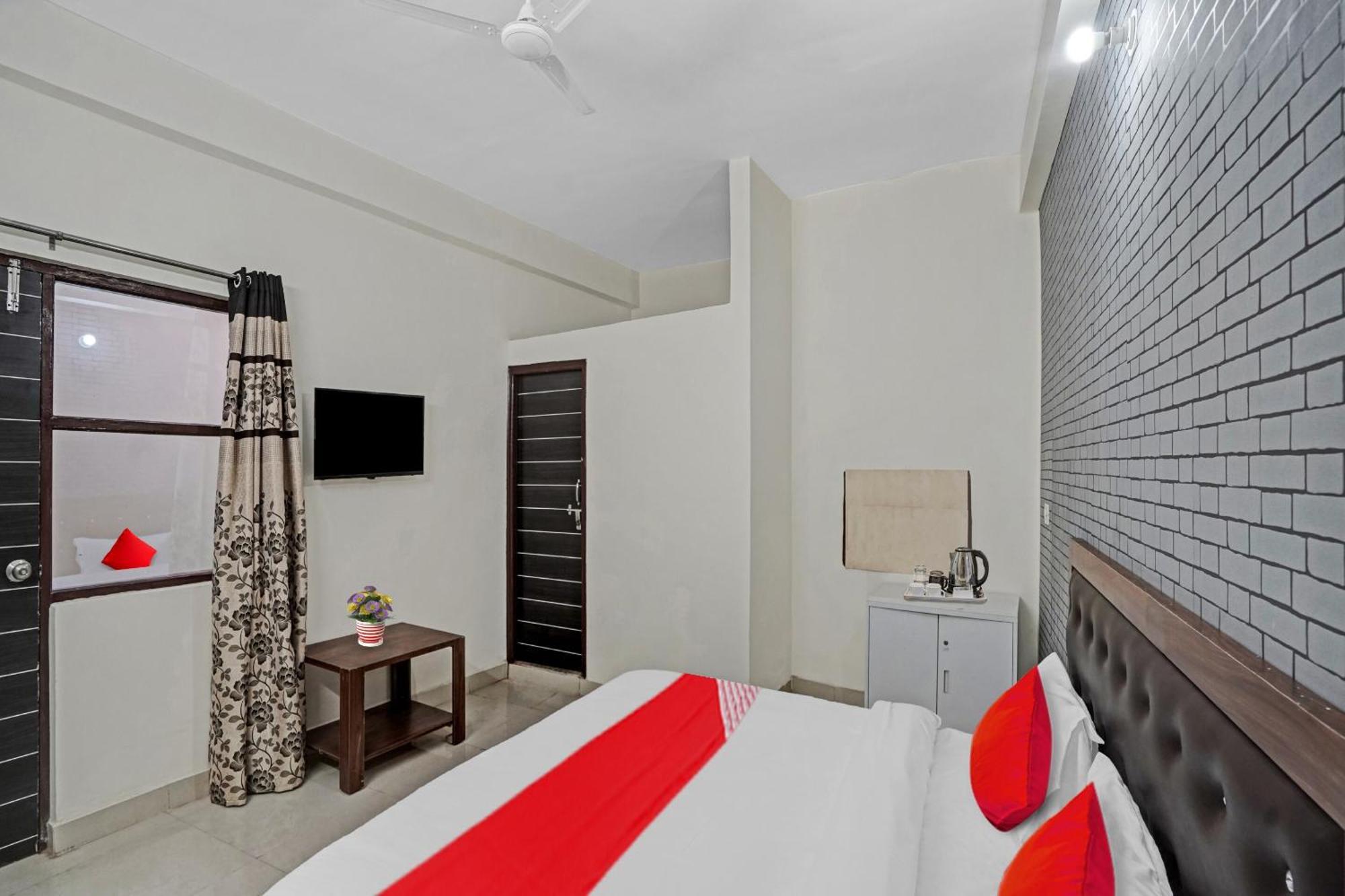 Hotel O Avs Hotel & Restaurant Νόιντα Εξωτερικό φωτογραφία