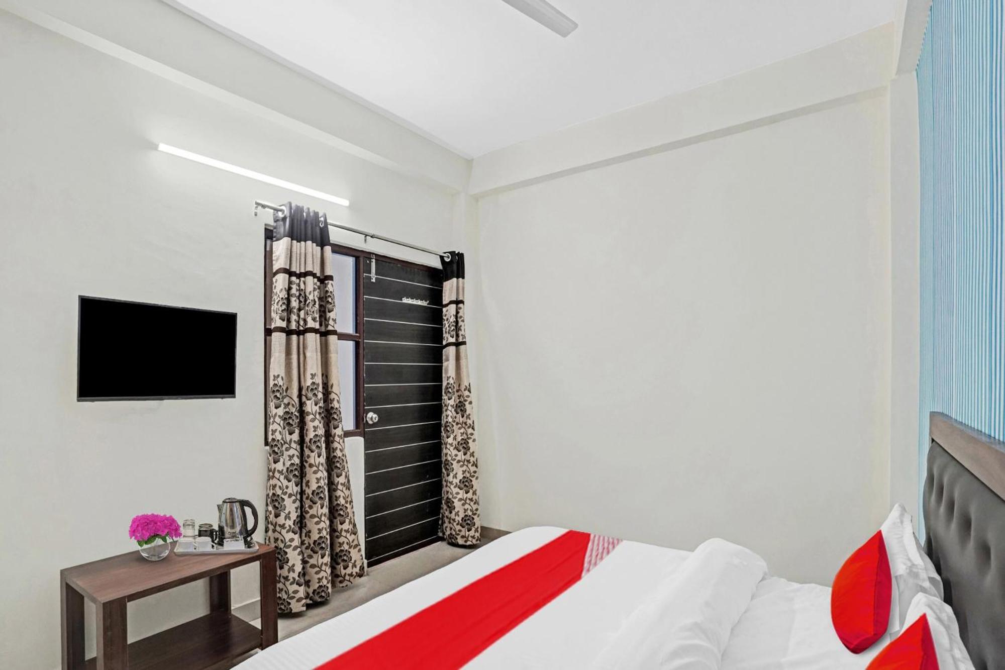 Hotel O Avs Hotel & Restaurant Νόιντα Εξωτερικό φωτογραφία