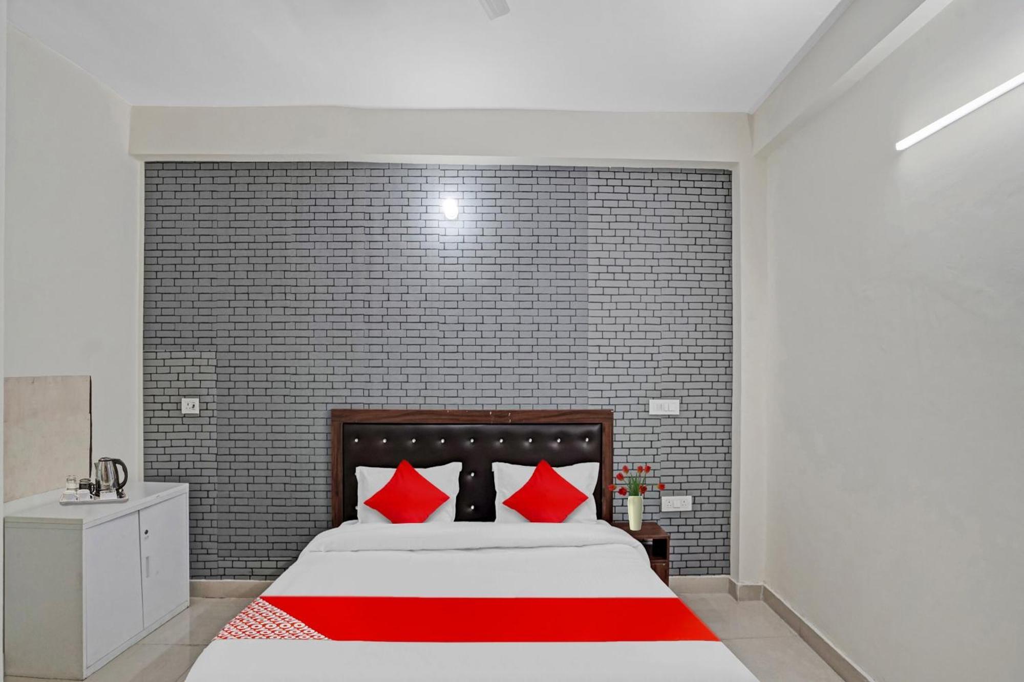 Hotel O Avs Hotel & Restaurant Νόιντα Εξωτερικό φωτογραφία