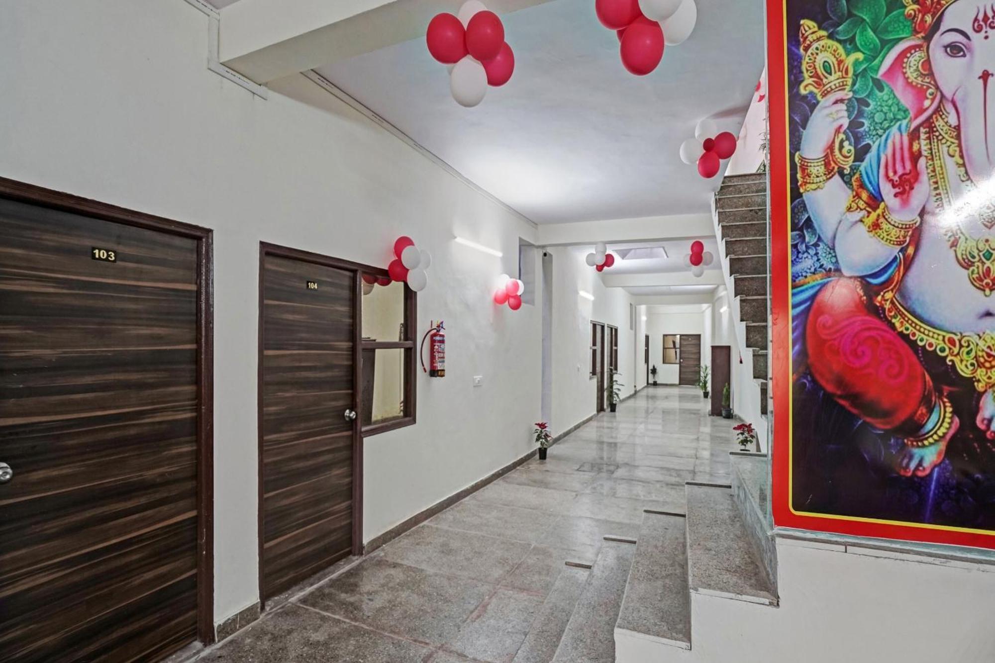 Hotel O Avs Hotel & Restaurant Νόιντα Εξωτερικό φωτογραφία